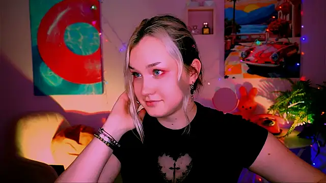 Snapshot of ViolettWoods chatting on May 2026 08:31:02 AM ViolettWoods online show from May 2026 08:31:02 AM