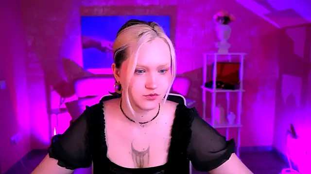 Snapshot of ViolettWoods chatting on June 2026 06:15:02 AM ViolettWoods online show from June 2026 06:15:02 AM