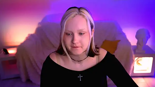 Snapshot of ViolettWoods chatting on June 2026 04:13:01 AM ViolettWoods online show from June 2026 04:13:01 AM