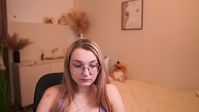 Snapshot of Sophielux18 chatting on May 2026 01:17:02 PM Sophielux18 online show from May 2026 01:17:02 PM