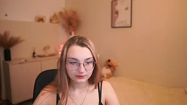 Snapshot of Sophielux18 chatting on May 2026 01:18:01 PM Sophielux18 online show from May 2026 01:18:01 PM