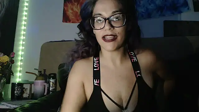 Snapshot of MamaBee88 chatting on May 2026 10:00:02 AM MamaBee88 online show from May 2026 10:00:02 AM