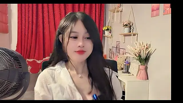 Snapshot of Bee-Cherry chatting on July 2026 06:37:02 AM Bee-Cherry online show from July 2026 06:37:02 AM
