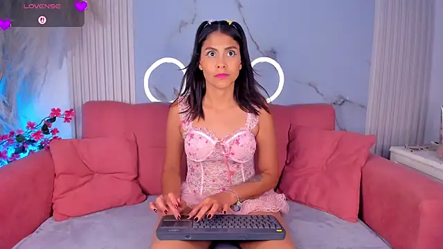 Snapshot of LunaRossie_ chatting on June 2026 08:34:01 PM LunaRossie online show from June 2026 08:34:01 PM