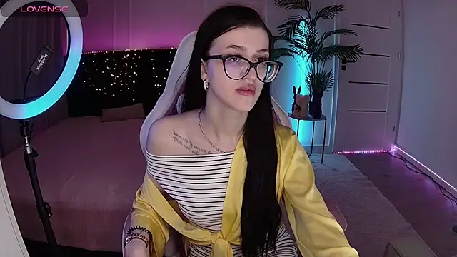 Snapshot of Ariella_Me chatting on June 2026 06:27:01 AM Ariella Me online show from June 2026 06:27:01 AM