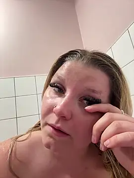 LucieLouBabe online show from June 2026 10:33:02 PM