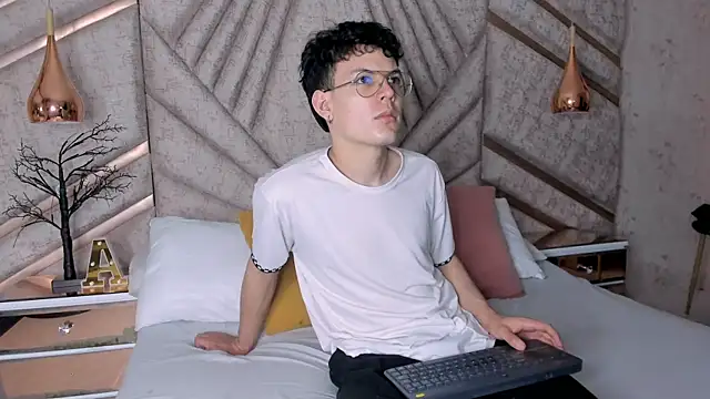 AngeloBocellii online show from May 2026 10:58:01 PM