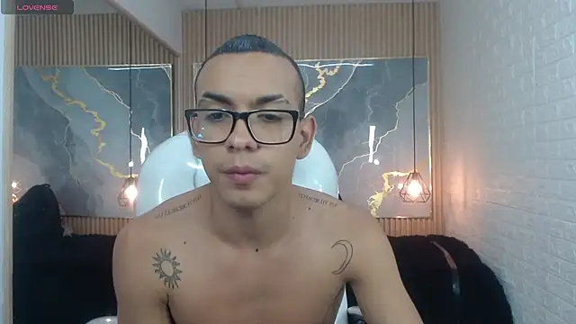 Snapshot of maximiliano_hotdevil chatting on May 2026 05:02:02 AM maximiliano hotdevil online show from May 2026 05:02:02 AM