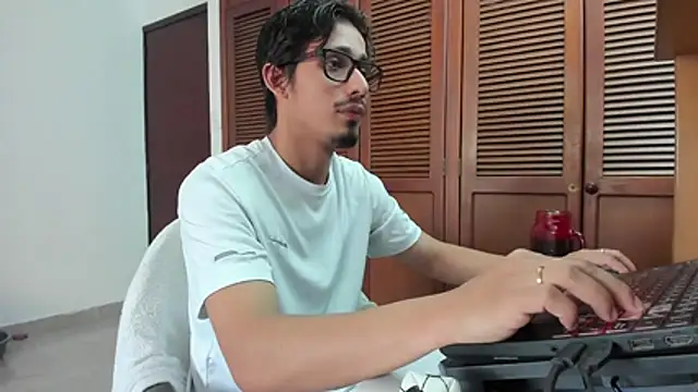 Snapshot of SrIncognito666 chatting on July 2026 11:27:01 AM SrIncognito666 online show from July 2026 11:27:01 AM