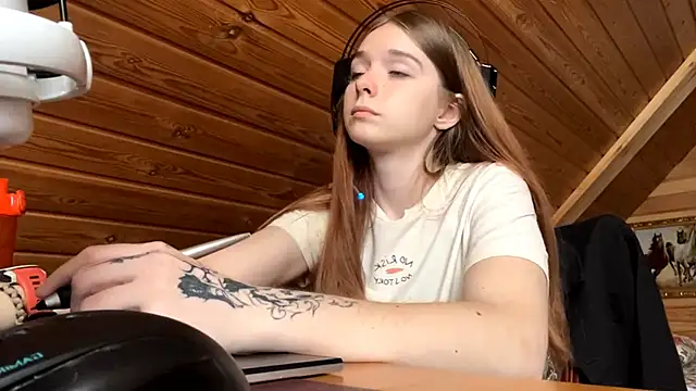 Snapshot of MariaLake chatting on June 2026 04:25:01 AM MariaLake online show from June 2026 04:25:01 AM