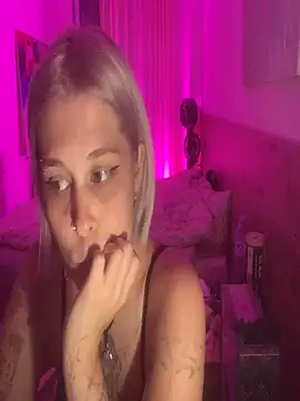Snapshot of Ella_Bloom chatting on May 2026 07:33:01 PM Ella Bloom online show from May 2026 07:33:01 PM