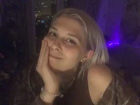 Snapshot of Ella_Bloom chatting on May 2026 06:17:01 PM Ella Bloom online show from May 2026 06:17:01 PM