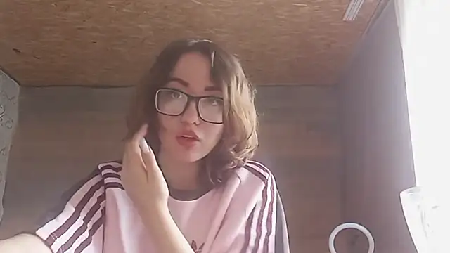 Snapshot of OliviaMoment chatting on June 2026 08:17:01 AM OliviaMoment online show from June 2026 08:17:01 AM