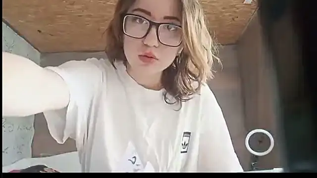 Snapshot of OliviaMoment chatting on July 2026 08:42:01 AM OliviaMoment online show from July 2026 08:42:01 AM