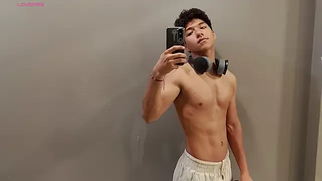 Maximiliano Young online show from July 2026 12:33:01 PM