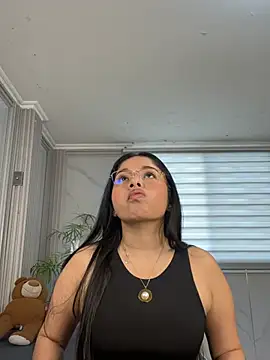 ValentinaLuciana online show from July 2026 01:47:01 PM
