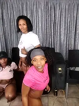 Snapshot of QueenZara_202 chatting on June 2026 01:38:02 AM QueenZara 202 online show from June 2026 01:38:02 AM