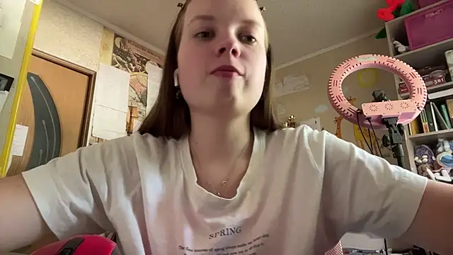Snapshot of Aileyn chatting on June 2026 08:30:02 AM Aileyn online show from June 2026 08:30:02 AM