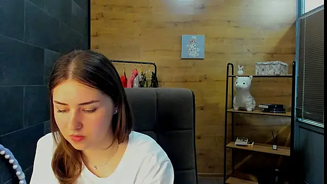 PaulineeJones online show from June 2026 01:10:01 PM