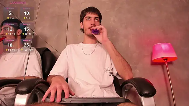 Liam Crown online show from June 2026 07:39:02 PM