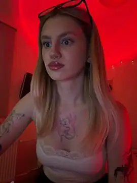 Snapshot of blondiedoll chatting on June 2026 09:12:01 PM blondiedoll online show from June 2026 09:12:01 PM