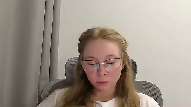 Snapshot of Vinelly chatting on June 2026 07:23:01 PM Vinelly online show from June 2026 07:23:01 PM