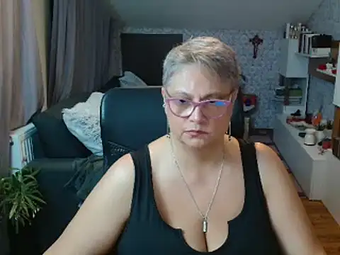 Snapshot of NewHellen4you chatting on June 2026 10:44:01 PM NewHellen4you online show from June 2026 10:44:01 PM