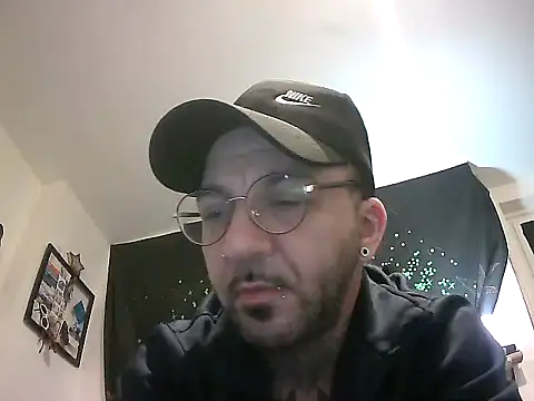 Snapshot of MagicStickBoy chatting on March 2026 11:33:01 PM MagicStickBoy online show from March 2026 11:33:01 PM