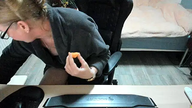 minoesje37 online show from February 2025 08:41:01 PM