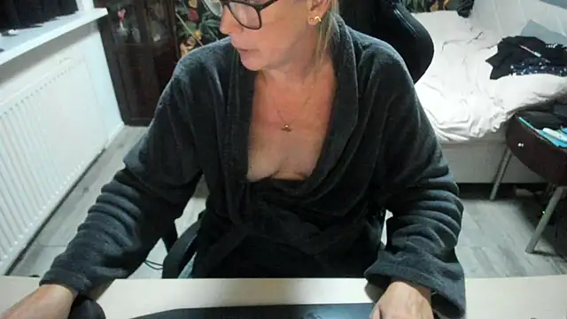 minoesje37 online show from September 2025 07:38:01 PM