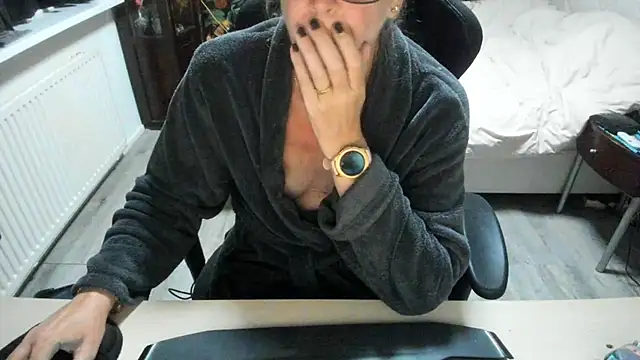 minoesje37 online show from September 2025 08:01:01 PM