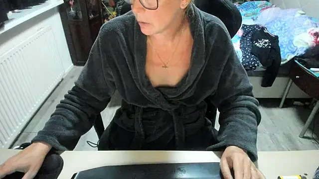 minoesje37 online show from September 2025 07:19:02 PM