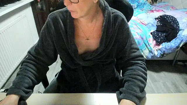 minoesje37 online show from November 2025 08:30:01 PM