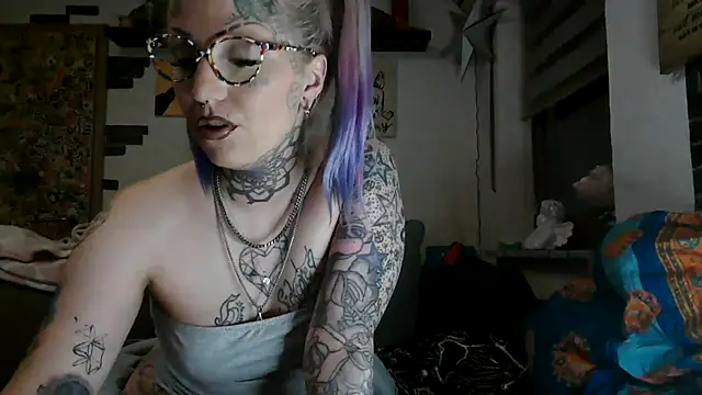 Snapshot of RoxxyInk chatting on May 2026 01:11:02 AM RoxxyInk online show from May 2026 01:11:02 AM