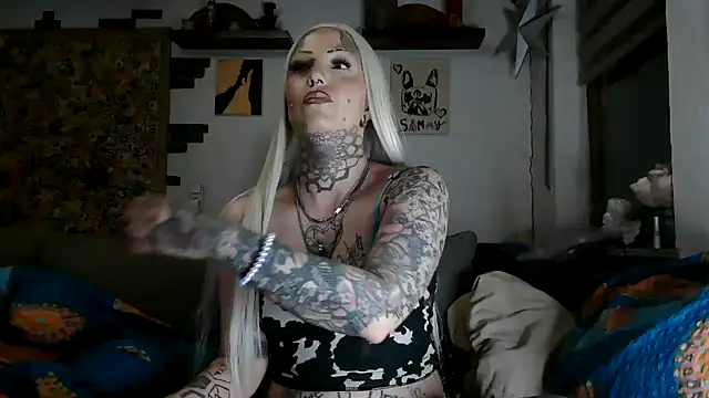 Snapshot of RoxxyInk chatting on June 2026 09:17:02 PM RoxxyInk online show from June 2026 09:17:02 PM