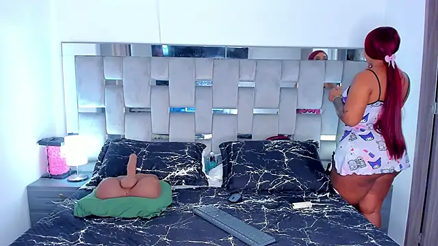 Snapshot of Cammiila chatting on November 2025 12:42:01 PM Cammiila online show from November 2025 12:42:01 PM