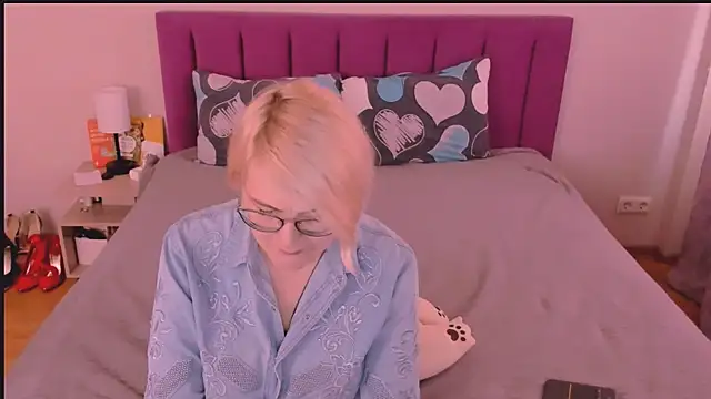 sabrinamacmarren online show from October 2025 01:23:02 PM