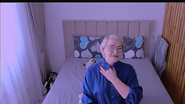 sabrinamacmarren online show from April 2026 01:03:01 PM