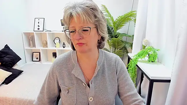 Snapshot of EvelynJoyful chatting on November 2025 05:07:01 AM EvelynJoyful online show from November 2025 05:07:01 AM