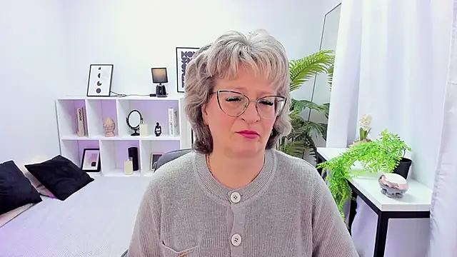 Snapshot of EvelynJoyful chatting on November 2025 05:17:02 AM EvelynJoyful online show from November 2025 05:17:02 AM