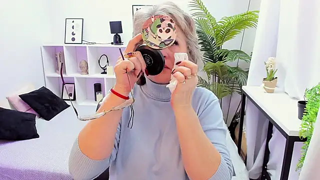 Snapshot of EvelynJoyful chatting on December 2025 05:12:02 AM EvelynJoyful online show from December 2025 05:12:02 AM