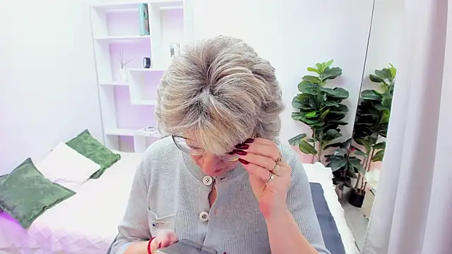 Snapshot of EvelynJoyful chatting on December 2025 05:06:02 AM EvelynJoyful online show from December 2025 05:06:02 AM