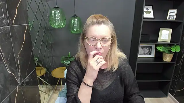 LeaPure online show from March 2025 05:09:01 AM