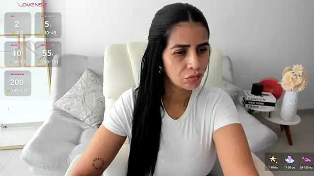 Snapshot of renata_t_ chatting on July 2026 05:08:02 PM renata t online show from July 2026 05:08:02 PM