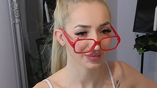 Snapshot of JuliaJuliette chatting on February 2025 08:55:01 PM JuliaJuliette online show from February 2025 08:55:01 PM
