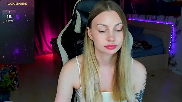 BiMolly online show from December 2025 03:09:02 PM