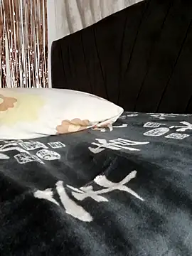 Snapshot of LUNAdeMARTE chatting on November 2025 11:59:02 PM LUNAdeMARTE online show from November 2025 11:59:02 PM