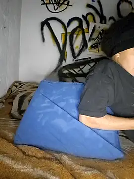 Snapshot of LUNAdeMARTE chatting on December 2025 01:04:02 AM LUNAdeMARTE online show from December 2025 01:04:02 AM