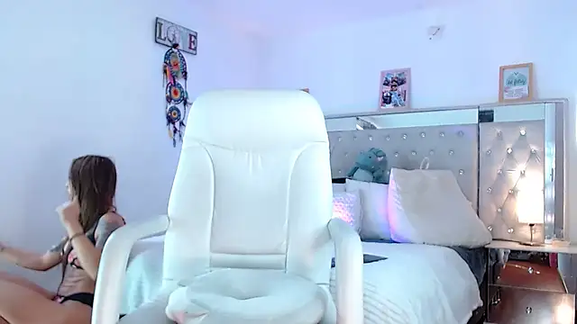 hollythomson online show from December 2024 07:44:01 PM