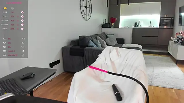 Juicy Bella online show from November 2025 07:05:02 PM